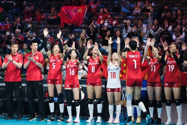 (221001) -- ARNHEM, Oct. 1, 2022 (Xinhua) -- Players of China line up before the Phase 1 Pool D match against Brazil at the 2022 Volleyball Women\