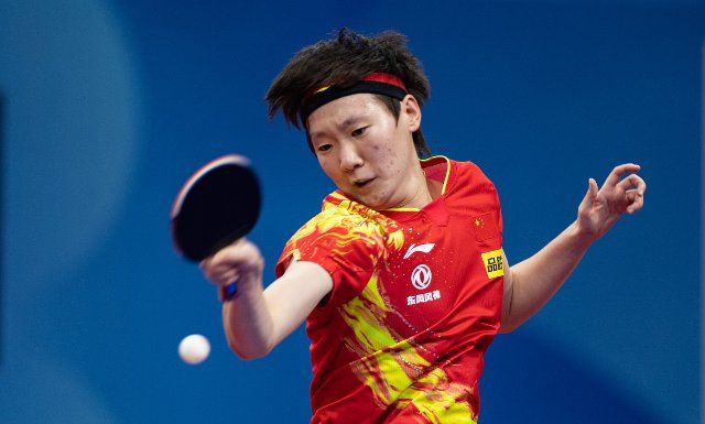 (221001) -- CHENGDU, Oct. 1, 2022 (Xinhua) -- Wang Manyu of China competes against Jiayi Nie of Canada during the women\