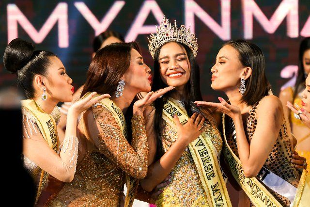 (221002) -- YANGON, Oct. 2, 2022 (Xinhua) -- Zar Li Moe (C), after winning the crown of Miss Universe Myanmar 2022, poses with other beauty contestants in Yangon, Myanmar, Oct. 1, 2022. A total of 14 beauty contestants participated in the Miss Universe Myanmar 2022 finale in Yangon on Saturday. (Photo by Myo Kyaw Soe\/Xinhua