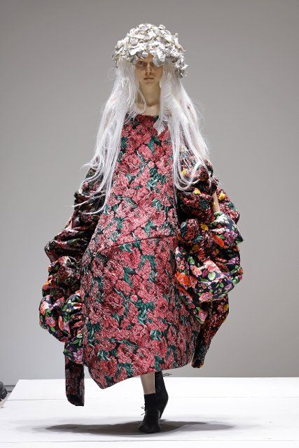 (221002) -- PARIS, Oct. 2, 2022 (Xinhua) -- A model presents a creation from the Spring\/Summer 2023 Ready-to-Wear collection of Comme des Garcons during the Paris Fashion Week, in Paris, France, on Oct. 1, 2022. (Photo by Piero Biasion\/Xinhua
