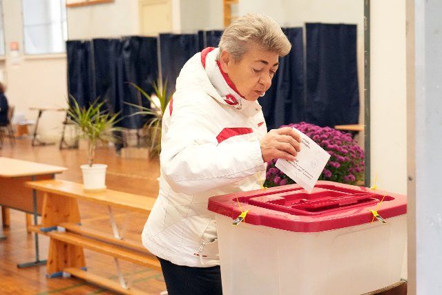 (221002) -- RIGA, Oct. 2, 2022 (Xinhua) -- A woman casts her vote at a polling station during the parliamentary elections in Riga, Latvia, Oct. 1, 2022. TO GO WITH "PM\