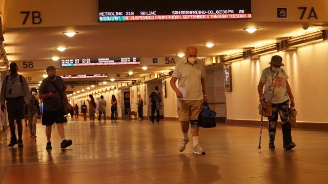 (221002) -- BEIJING, Oct. 2, 2022 (Xinhua) -- People wearing face masks are seen at L.A. union station in Los Angeles, California, the United States, on Aug. 5, 2022. (Xinhua