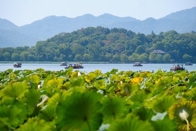 (221002) -- HANGZHOU, Oct. 2, 2022 (Xinhua) -- Tourists take boats at the West Lake scenic area during the National Day holiday in Hangzhou, east China\
