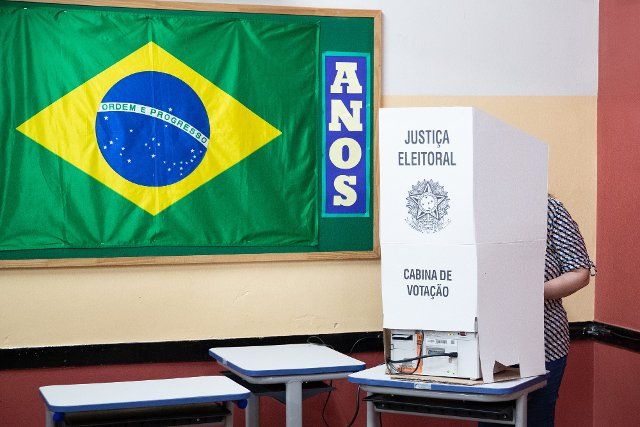(221002) -- RIO DE JANEIRO, Oct. 2, 2022 (Xinhua) -- A woman casts her vote at a polling station in Rio de Janeiro, Brazil, Oct. 2, 2022. (Xinhua\/Wang Tiancong