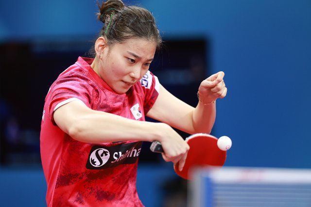 (221003) -- CHENGDU, Oct. 3, 2022 (Xinhua) -- Yoon Hyobin of South Korea hits a return to Goi Rui Xuan of Singapore during the women\