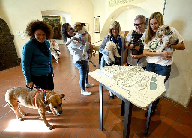 (221005) -- ZAGREB, Oct. 5, 2022 (Xinhua) -- Pet owners take their pets to visit the Zagreb City Museum in Zagreb, Croatia, Oct. 4, 2022. Tuesday marked the World Animal Day. (Marko Lukunic\/PIXSELL via Xinhua