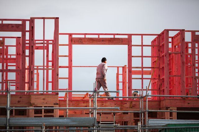 (221005) -- AUCKLAND, Oct. 5, 2022 (Xinhua) -- A man works at a construction site in Auckland, New Zealand, Oct. 5, 2022. The Monetary Policy Committee of New Zealand\