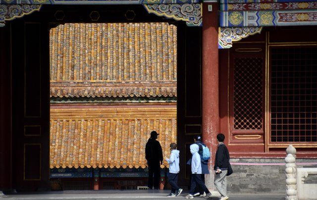 (221005) -- BEIJING, Oct. 5, 2022 (Xinhua) -- Tourists visit the Palace Museum, also known as the Forbidden City, during the National Day holiday in Beijing, capital of China, Oct. 5, 2022. (Xinhua\/Li Xin