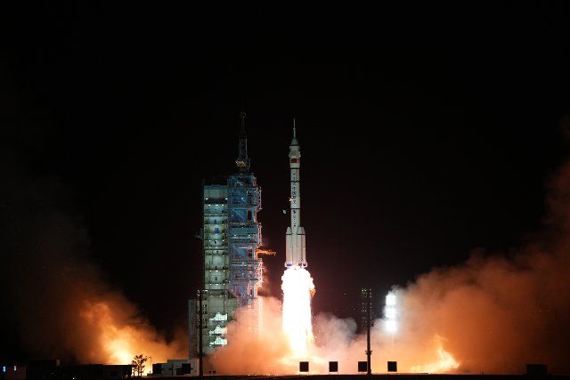 (221129) -- JIUQUAN, Nov. 29, 2022 (Xinhua) -- The manned spaceship Shenzhou-15, atop the Long March-2F Y15 carrier rocket, blasts off from the Jiuquan Satellite Launch Center in northwest China, Nov. 29, 2022. (Xinhua\/Li Gang