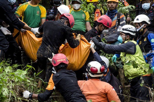 (221129) -- WEST JAVA, Nov. 29, 2022 (Xinhua) -- Rescuers carry a body pack during search operations after a 5.6-magnitude earthquake in Cianjur, West Java, Indonesia, Nov. 29, 2022. The earthquake that hit Indonesia\