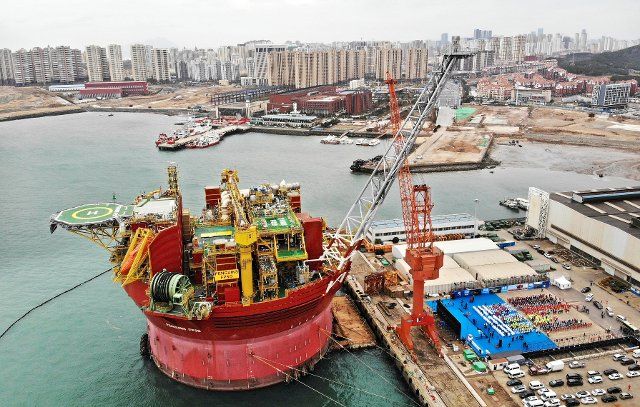 (221129) -- QINGDAO, Nov. 29, 2022 (Xinhua) -- This aerial photo taken on Nov. 29, 2022 shows a penguins cylindrical floating production, storage and offloading (FPSO) device at its delivery ceremony in Qingdao, east China\
