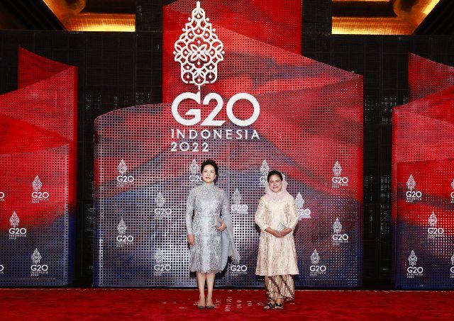 (221116) -- BALI, Nov. 16, 2022 (Xinhua) -- Peng Liyuan, wife of Chinese President Xi Jinping, meets with Indonesian First Lady Iriana Joko Widodo in Bali, Indonesia, Nov. 16, 2022. (Xinhua\/Ding Lin