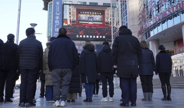 (221206) -- BEIJING, Dec. 6, 2022 (Xinhua) -- People mourn the passing of Comrade Jiang Zemin at Wangfujing Street in Beijing, capital of China, Dec. 6, 2022. A memorial meeting for Jiang Zemin, who passed away on Nov. 30 at the age of 96, was held Tuesday morning in the Great Hall of the People in Beijing. The meeting was held by the Communist Party of China (CPC) Central Committee, the Standing Committee of the National People\