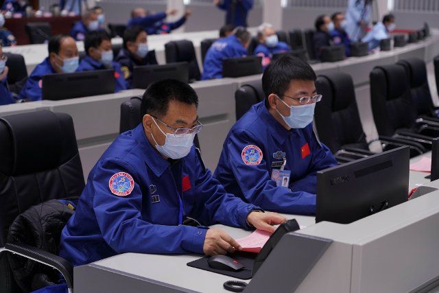 (221130) -- JIUQUAN, Nov. 30, 2022 (Xinhua) -- Technical personnel monitor China\
