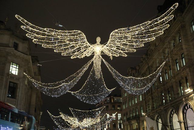 (221130) -- LONDON, Nov. 30, 2022 (Xinhua) -- Christmas lights are seen in central London, Britain, on Nov. 29, 2022. (Xinhua\/Li Ying