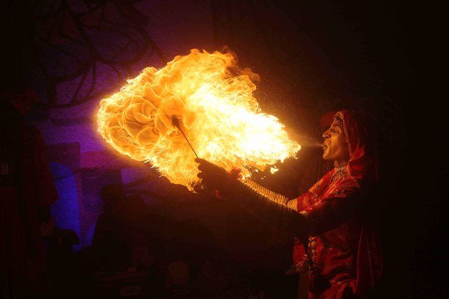 (221130) -- ISLAMABAD, Nov. 30, 2022 (Xinhua) -- An artist performs at the Lok Mela Festival in Islamabad, capital of Pakistan on Nov. 29, 2022. The festival provides a platform for craftsmen and artists to display their talent. (Xinhua\/Ahmad Kamal