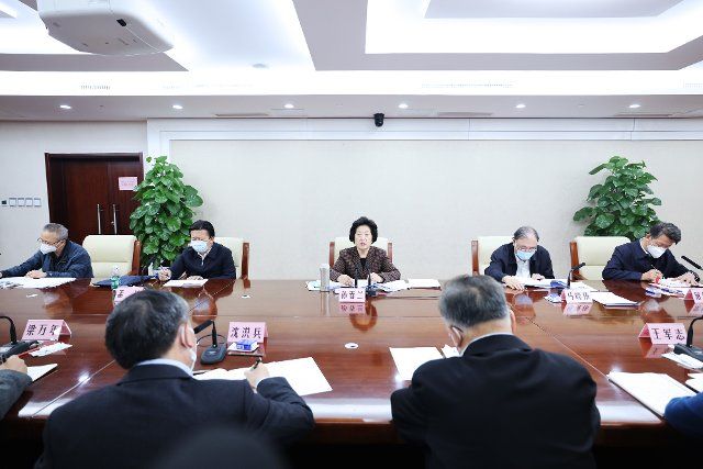 (221130) -- BEIJING, Nov. 30, 2022 (Xinhua) -- Chinese Vice Premier Sun Chunlan listens to experts\
