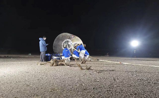 (221204) -- DONGFENG LANDING SITE, Dec. 4, 2022 (Xinhua) -- The return capsule of the Shenzhou-14 manned spaceship touches down safely at the Dongfeng landing site in north China\