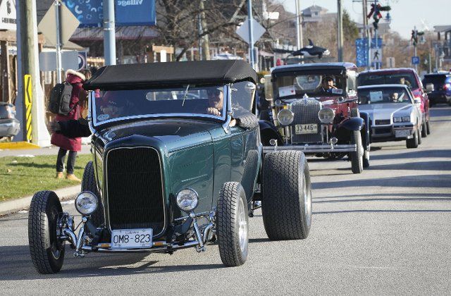 (221205) -- RICHMOND, Dec. 5, 2022 (Xinhua) -- Classic cars are seen cruising on a street during the annual Christmas Classic Car Cruise event in Richmond, British Columbia, Canada, on Dec. 4, 2022. (Photo by Liang Sen\/Xinhua