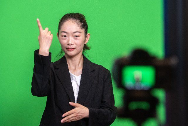 (221205) -- CHONGQING, Dec. 5, 2022 (Xinhua) -- Tan Ting gives a law lecture in front of a camera in southwest China\