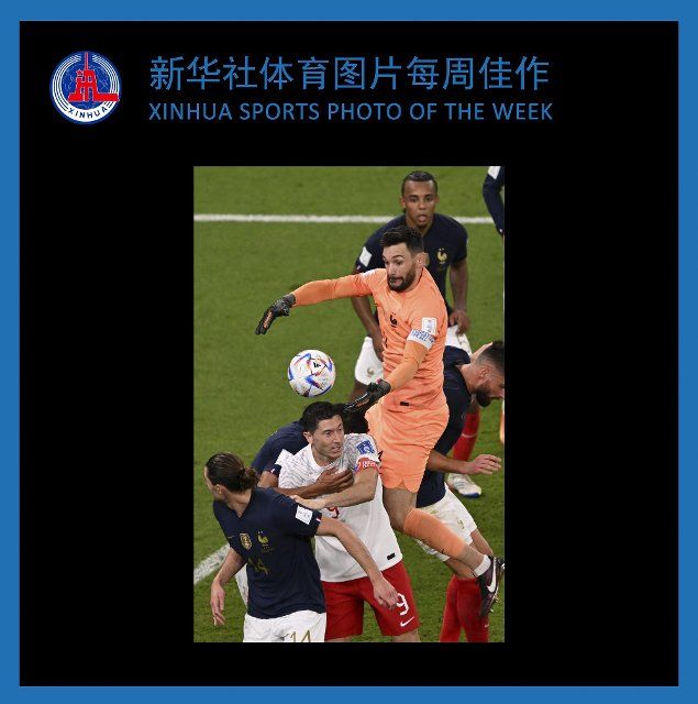 (221205) -- BEIJING, Dec. 5, 2022 (Xinhua) -- XINHUA SPORTS PHOTO OF THE WEEK (from Nov. 28 to Dec. 4, 2022) TRANSMITTED on Dec. 5, 2022. Hugo Lloris (3rd R), goalkeeper of France, loses the ball during the Round of 16 match between France and Poland of the 2022 FIFA World Cup at Al Thumama Stadium in Doha, Qatar, Dec. 4, 2022. (Xinhua\/Xia Yifang