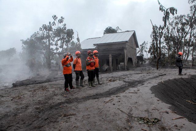 (221205) -- LUMAJANG, Dec. 5, 2022 (Xinhua) -- Rescuers inspect the affected area after the eruption of Mount Semeru in Sumberwuluh village in Lumajang, East Java, Indonesia, Dec. 5, 2022. Semeru volcano on Indonesia\