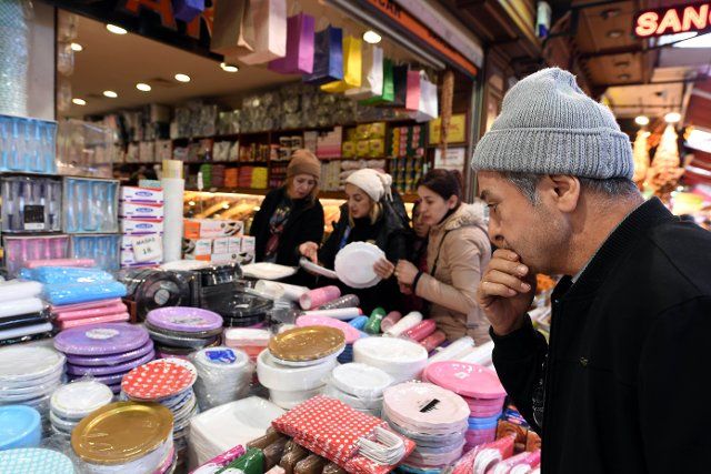 (221205) -- ISTANBUL, Dec. 5, 2022 (Xinhua) -- Customers shop at a bazaar in Istanbul, T¨¹rkiye, Dec. 5, 2022. Annual inflation rate in T¨¹rkiye slightly eased in November for the first time in 18 months, dropping to 84.39 percent from 85.51 percent in October, official data showed on Monday. (Xinhua\/Shadati