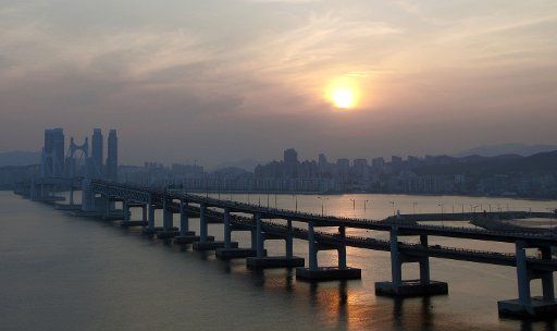 Evening glow A sunset glows above the Gwangan Grand Bridge in the southeastern port city of Busan on Nov. 14, 2017. (Yonhap)\/2017-11-15 09:47:02\/ 