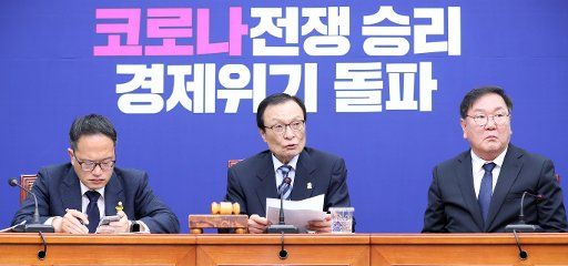 Leader of ruling party Lee Hae-chan (C), leader of the ruling Democratic Party, and the party\