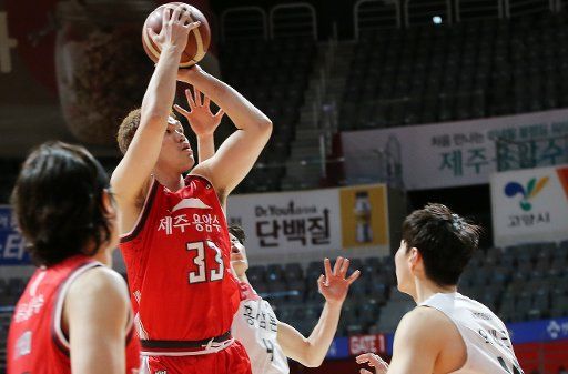 Goyang Orion player in action Lee Seung-hyun (C) of the Goyang Orion Orions goes up for a shot during the Korean Basketball League game against the Anyang KGC at Goyang Gymnasium in Goyang, north of Seoul, on Dec. 16, 2020. (Yonhap)\/2020-12-17 09:26:31\/ < 1980-2020 YONHAPNEWS AGENCY. 