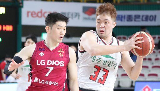 Lee Seung-hyun in action Lee Seung-hyun (R) of the Goyang Orion Orions plays during Korean Basketball League game against the LG Sakers at Changwon Gymnasium in Changwon, South Gyeongsang Province, on Dec. 21, 2020, amid enhanced social distancing measures due to a spike in coronavirus cases. (Yonhap)\/2020-12-22 09:17:31\/ < 1980-2020 YONHAPNEWS AGENCY. 