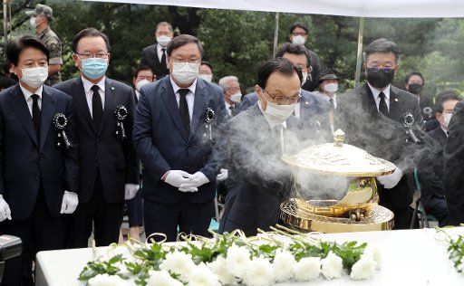 Anniv. of ex-President Kim Dae-jung Lee Hae-chan, leader of the ruling Democratic Party, burns incense during a ceremony to mark the 11th anniversary of the death of former President Kim Dae-jung at the National Cemetery in Seoul on Aug. 18, 2020. (Pool photo) (Yonhap)\/2020-08-18 13:58:54\/ < 1980-2020 YONHAPNEWS AGENCY. 