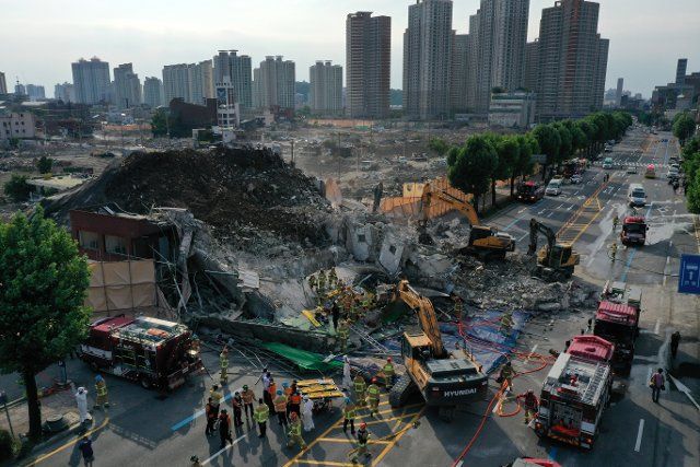 Building collapse Firefighters carry out rescue operations after a 5-story building collapsed and fell on a bus and two passenger cars in the southwestern city of Gwangju on June 9, 2021. At least eight people were seriously injured in the accident. (Yonhap)\/2021-06-09 19:08:40\/ < 1980-2021 YONHAPNEWS AGENCY. 