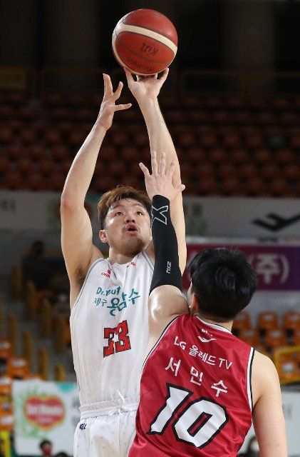 Lee Seung-hyun in action Lee Seung-hyun (L) of the Goyang Orion Orions goes up for a shot during a Korean Basketball League game against the Changwon LG Sakers at Changwon Gymnasium in Changwon, South Gyeongsang Province, on Oct. 25, 2021. (Yonhap)\/2021-10-26 15:18:16\/ < 1980-2021 YONHAPNEWS AGENCY. 
