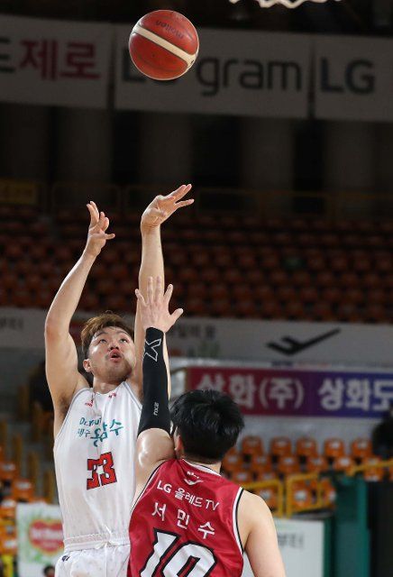 Lee Seung-hyun in action Lee Seung-hyun (L) of the Goyang Orion Orions goes up for a shot during a Korean Basketball League game against the Changwon LG Sakers at Changwon Gymnasium in Changwon, South Gyeongsang Province, on Oct. 25, 2021. (Yonhap)\/2021-10-26 15:18:07\/ < 1980-2021 YONHAPNEWS AGENCY. 
