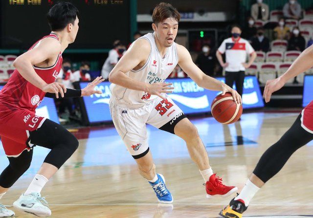 Lee Seung-hyun in action Lee Seung-hyun (C) of the Goyang Orion Orions dribbles the ball during a Korean Basketball League game against the Changwon LG Sakers at Changwon Gymnasium in Changwon, South Gyeongsang Province, on Oct. 25, 2021. (Yonhap)\/2021-10-26 15:17:57\/ < 1980-2021 YONHAPNEWS AGENCY. 