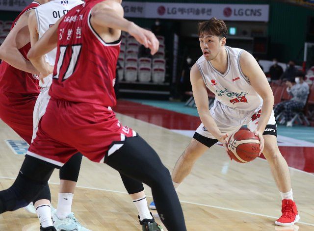 Lee Seung-hyun in action Lee Seung-hyun (R) of the Goyang Orion Orions dribbles the ball during a Korean Basketball League game against the Changwon LG Sakers at Changwon Gymnasium in Changwon, South Gyeongsang Province, on Oct. 25, 2021. (Yonhap)\/2021-10-26 15:17:52\/ < 1980-2021 YONHAPNEWS AGENCY. 