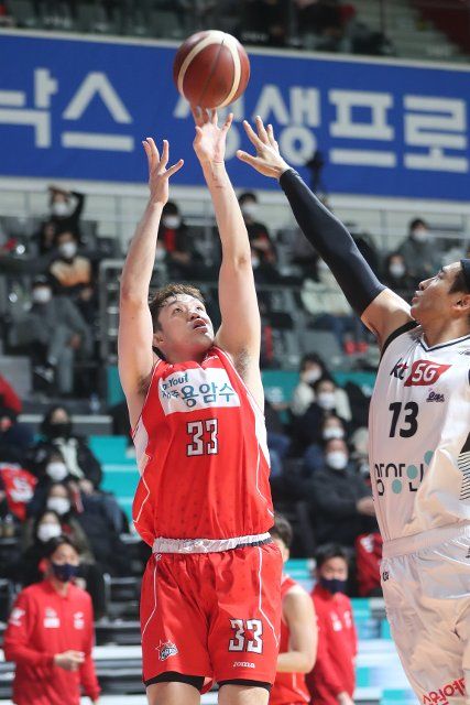 Basketball: Suwon KT Sonicboom vs. Goyang Orion Orions Lee Seung-hyun (L) of the Goyang Orion Orions releases a jump shot during a Korean Basketball League game against the Suwon KT Sonicboom at Goyang Gymnasium in Goyang, north of Seoul, on Jan. 10, 2022. (Yonhap)\/2022-01-11 09:56:20\/ < 1980-2022 YONHAPNEWS AGENCY. 