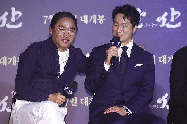 S. Korean actor Park Hae-il South Korean actor Park Hae-il (R), who stars in the new movie "Hansan: The Emergence of Dragons," answers reporters\