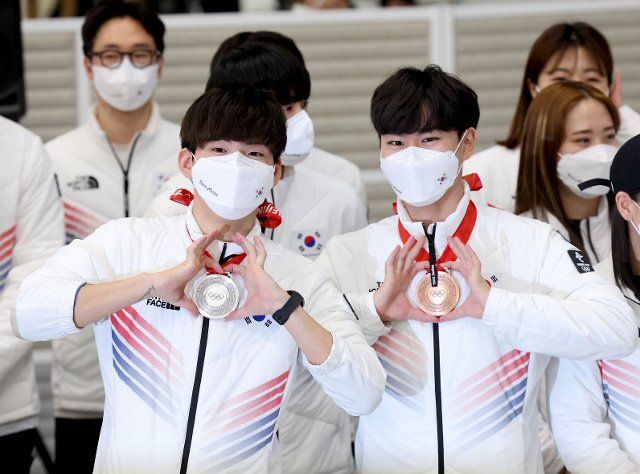 Olympic speed skaters return South Korean speed skaters Kim Min-seok (R) and Chung Jae-won, who competed at the 2022 Beijing Winter Olympics, pose for a photo after arriving at Incheon International Airport, west of Seoul, on Feb. 21, 2022. Kim won a bronze medal in 1,500m race. Chung won a silver medal in mass start. (Yonhap)\/2022-02-22 11:06:03\/ < 1980-2022 YONHAPNEWS AGENCY. 