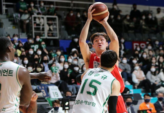 Basketball: Wonju DB Promy vs. Goyang Orion Orions Lee Seung-hyun (rear) of the Goyang Orion Orions goes up for a shot during a Korean Basketball League game against the Wonju DB Promy at Goyang Gymnasium in Goyang, north of Seoul, on March 23, 2022. (Yonhap)\/2022-03-24 16:47:05\/ < 1980-2022 YONHAPNEWS AGENCY. 