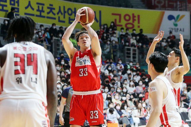 Basketball: Seoul SK Knights vs. Goyang Orion Orions Lee Seung-hyun (C) of the Goyang Orion Orions goes up for a shot during the Game 3 of the Korean Basketball League semi-final playoff series against the Seoul SK Knights at Goyang Gymnasium in Goyang, north of Seoul, on April 24, 2022. (Yonhap)\/2022-04-25 12:22:33\/ < 1980-2022 YONHAPNEWS AGENCY. 