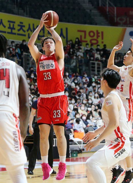 Basketball: Seoul SK Knights vs. Goyang Orion Orions Lee Seung-hyun (2nd from L) of the Goyang Orion Orions goes up for a shot during the Game 3 of the Korean Basketball League semi-final playoff series against the Seoul SK Knights at Goyang Gymnasium in Goyang, north of Seoul, on April 24, 2022. (Yonhap)\/2022-04-25 12:22:38\/ < 1980-2022 YONHAPNEWS AGENCY. 