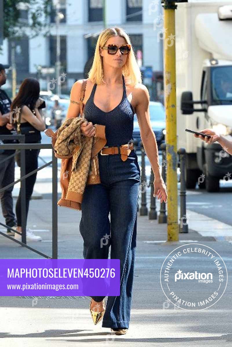Michelle Hunziker seen in Milan with her friend Simona Quaranta and her manager, wearing a Gucci jacket and carrying a Gucci purse