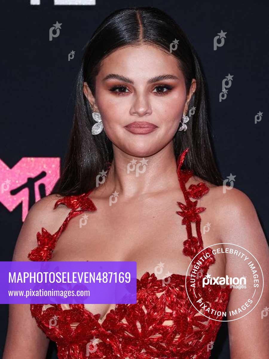 Selena Gomez wearing a custom Oscar de la Renta dress, Jimmy Choo shoes, a Roger Vivier bag, and Pasquale Bruni jewelry arrives at the 2023 MTV Video Music Awards