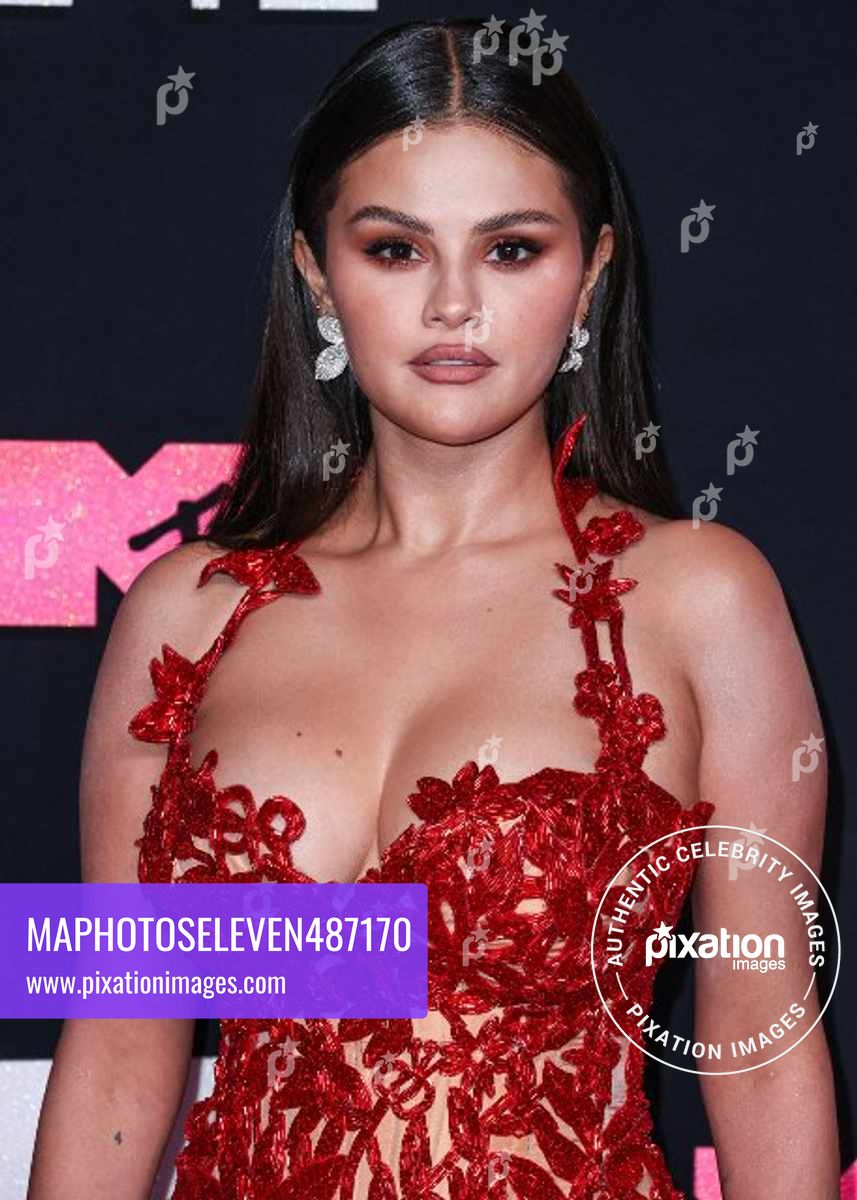 Selena Gomez wearing a custom Oscar de la Renta dress, Jimmy Choo shoes, a Roger Vivier bag, and Pasquale Bruni jewelry arrives at the 2023 MTV Video Music Awards