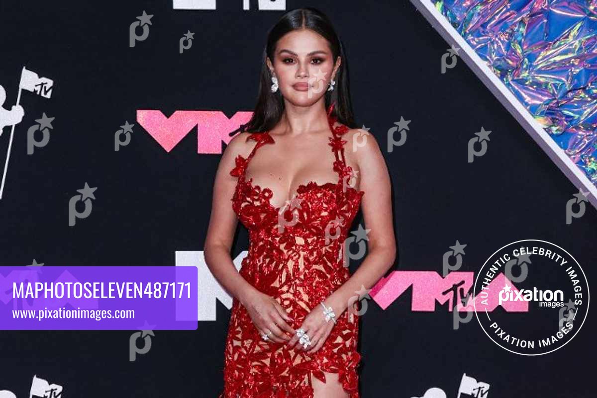 Selena Gomez wearing a custom Oscar de la Renta dress, Jimmy Choo shoes, a Roger Vivier bag, and Pasquale Bruni jewelry arrives at the 2023 MTV Video Music Awards