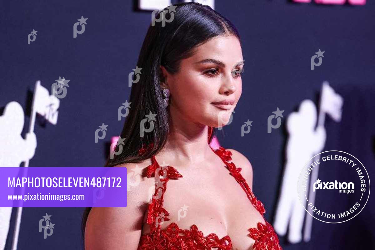 Selena Gomez wearing a custom Oscar de la Renta dress, Jimmy Choo shoes, a Roger Vivier bag, and Pasquale Bruni jewelry arrives at the 2023 MTV Video Music Awards