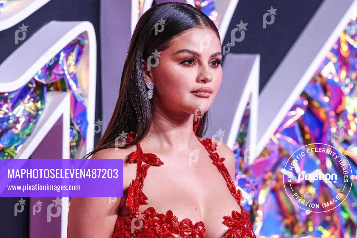 Selena Gomez wearing a custom Oscar de la Renta dress, Jimmy Choo shoes, a Roger Vivier bag, and Pasquale Bruni jewelry arrives at the 2023 MTV Video Music Awards