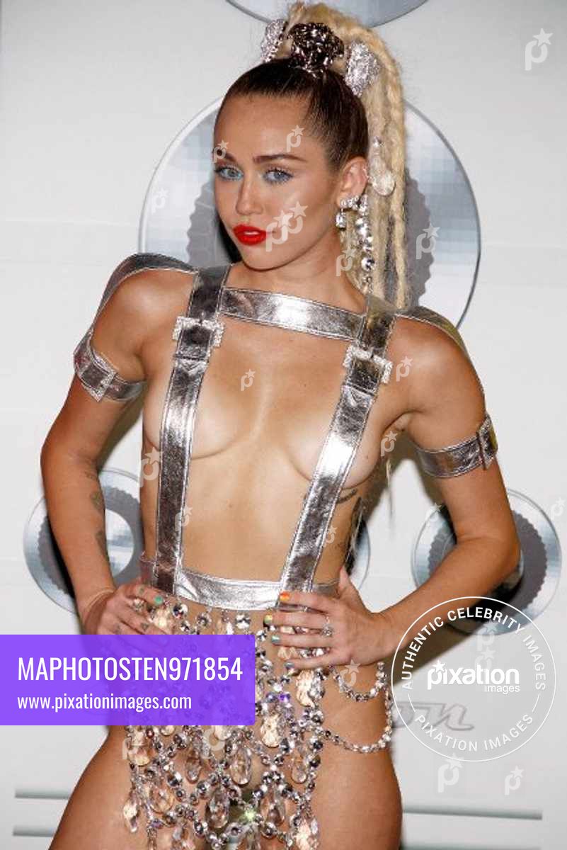 2015 MTV Video Music Awards - Arrivals, Miley Cyrus